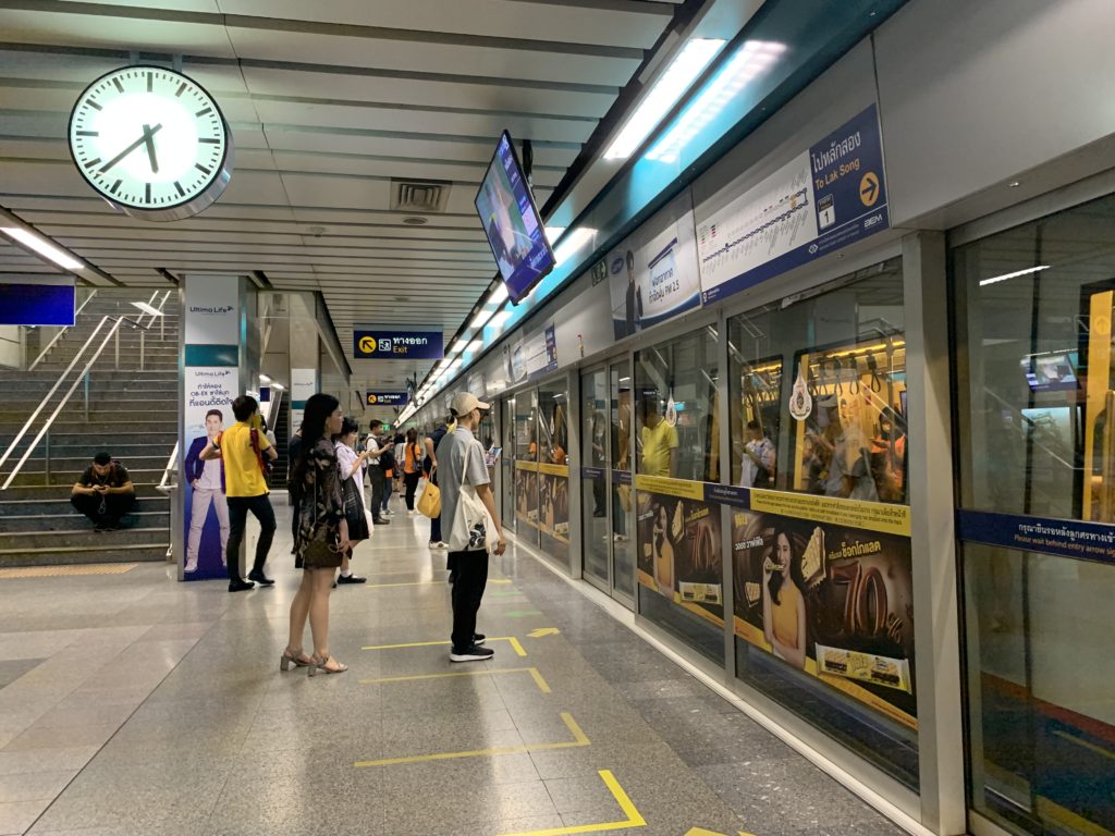 ชานชาลา รถไฟฟ้าใต้ดิน สถานี ศูนย์สิริกิติ์
