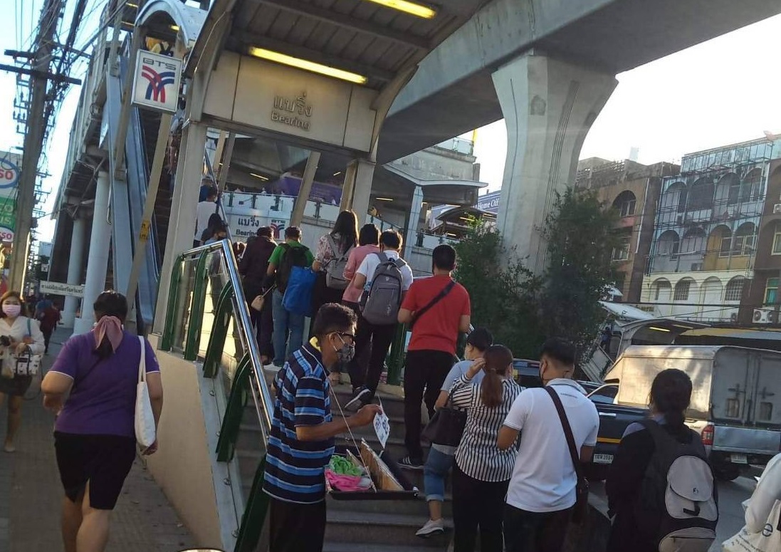 รถไฟฟ้าบีทีเอส ระบบขัดข้อง “สำโรง-เคหะ” จัดรถเมล์รับผู้โดยสาร