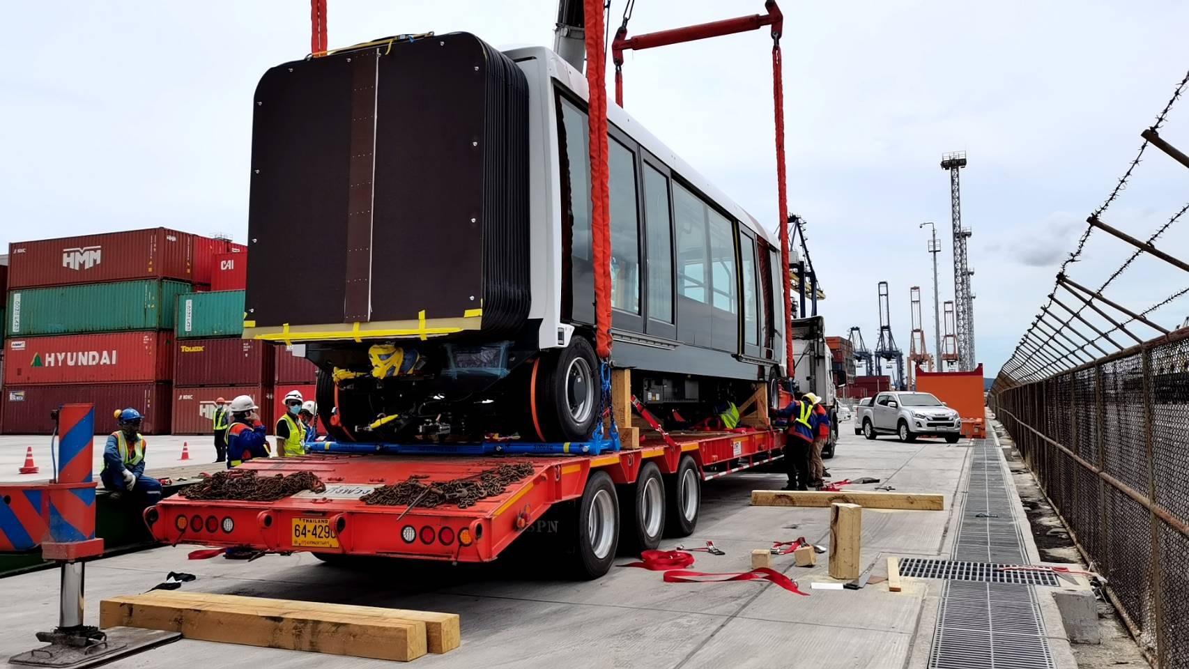 ขบวนแรกถึงไทยแล้ว “รถไฟฟ้าไร้คนขับ” วิ่งรับส่งผู้โดยสารสนามบินสุวรรณภูมิ