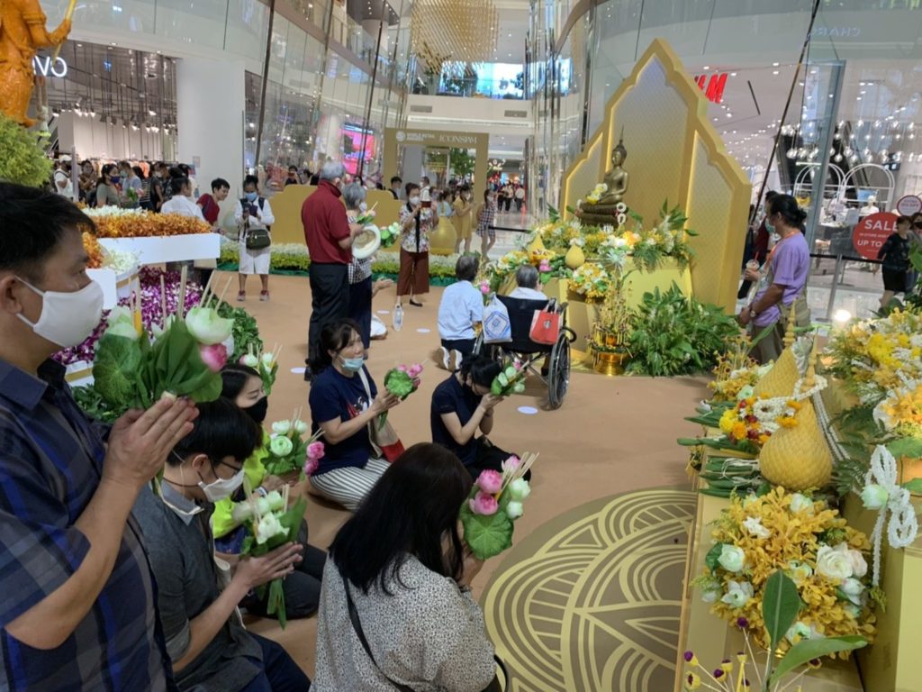 ไหว้พระสุขใจ ประชาชนแห่ไหว้ 4 พระพุทธรูปศักดิ์สิทธิ์ แน่น ‘ไอคอนสยาม’