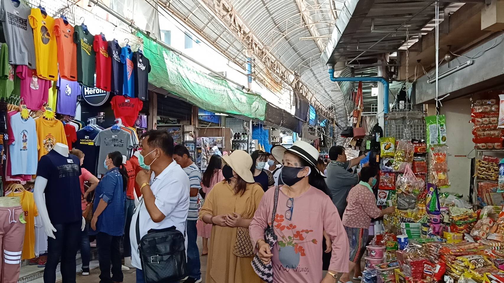 ตลาดชายแดนเชียงรายคึกคัก หลังวันหยุดยาว ล่องเรือลำน้ำโขง-ทัวร์ถ้ำหลวงแน่น