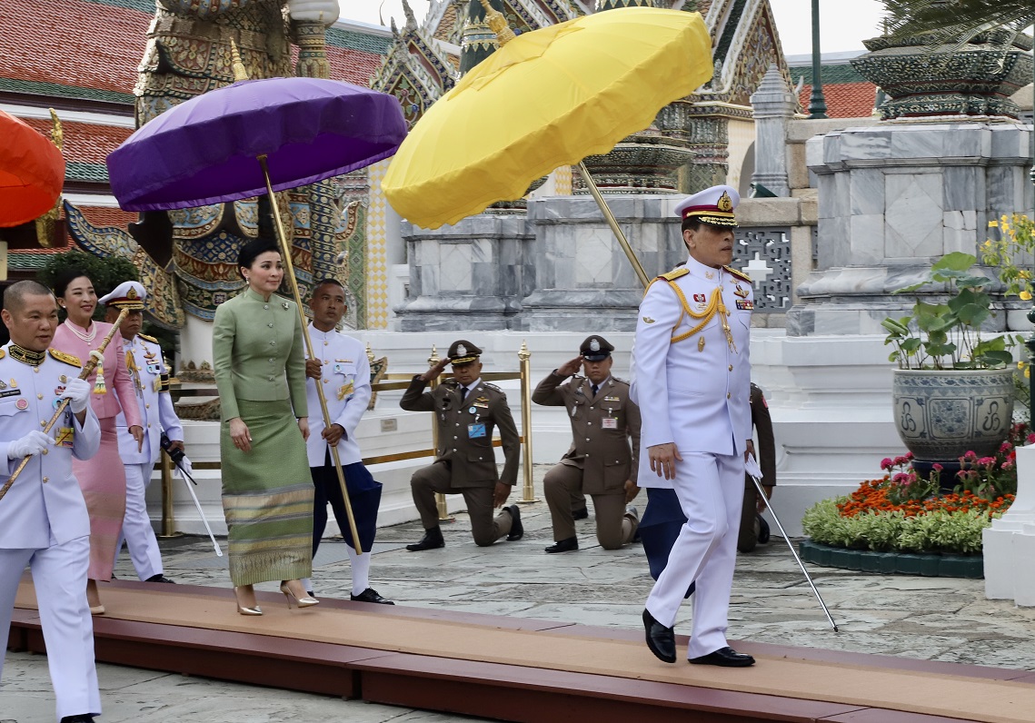 ในหลวงและพระราชินีเสด็จฯ ทรงเปลี่ยนเครื่องทรงฤดูฝนพระแก้วมรกต