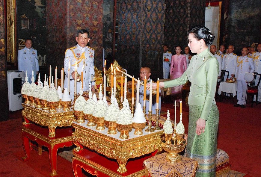 ในหลวงและพระราชินีทรงบำเพ็ญพระราชกุศลวันอาสาฬหบูชาและเข้าพรรษา