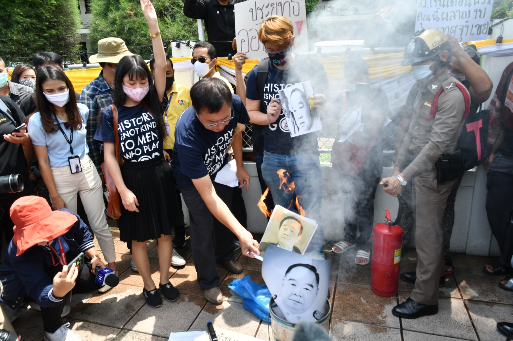 ประท้วง เผารูป