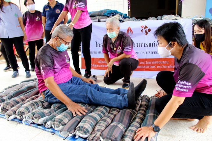 ถาปัด มข (3)-ช่วยผู้สูงอายุ