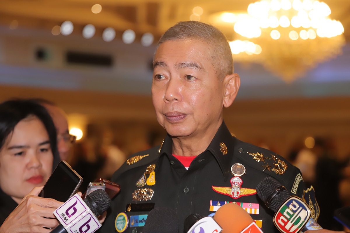 “พล.อ.อภิรัชต์” ประชุมผู้นำเหล่าทัพ เตรียมแจงข่าว “ต่ออายุราชการ”