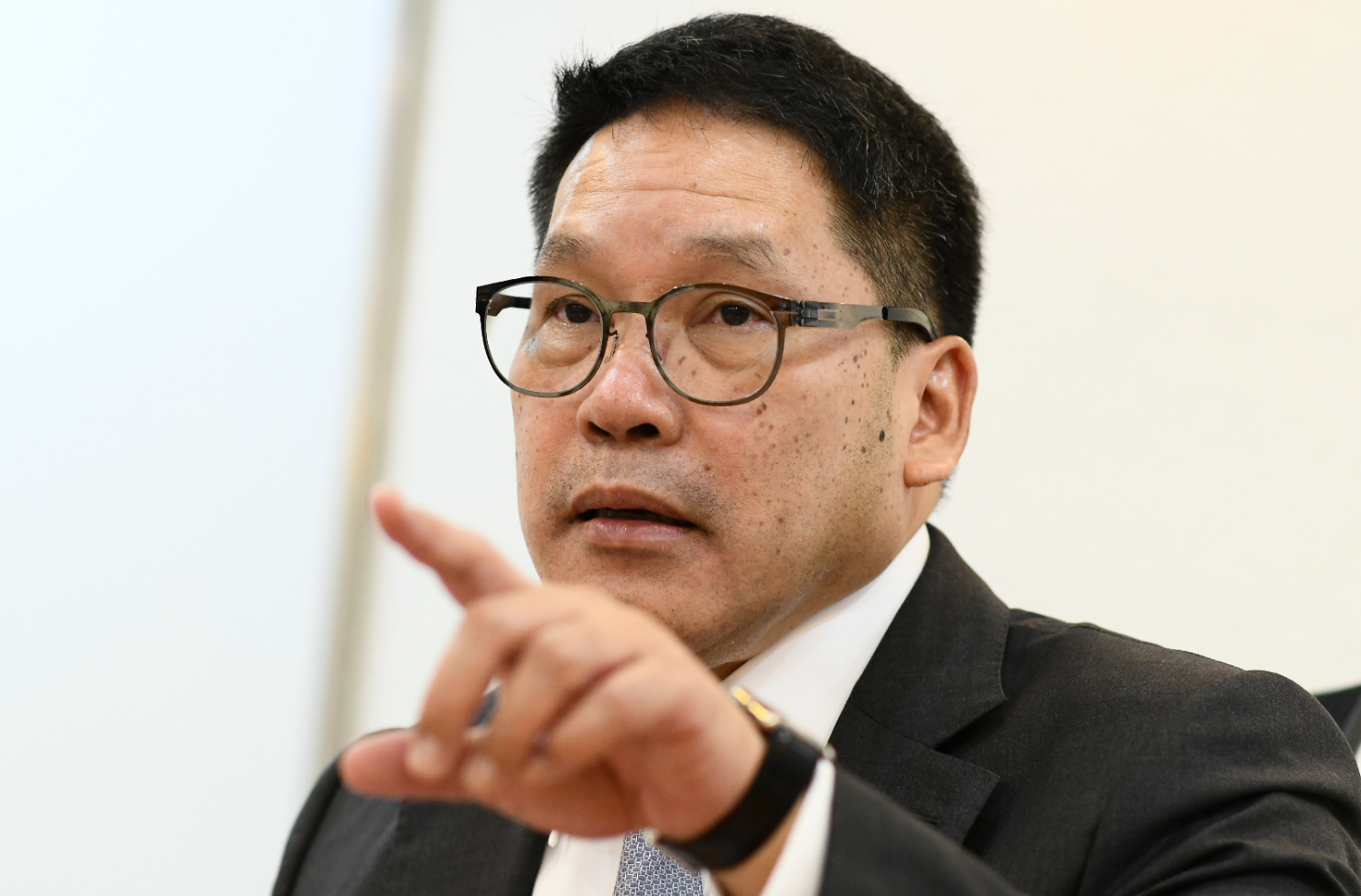 “อุตตม” เรียกผู้บริหาร​ทุกกรม สั่งลาเก็บของออกจากกระทรวง​การคลัง​