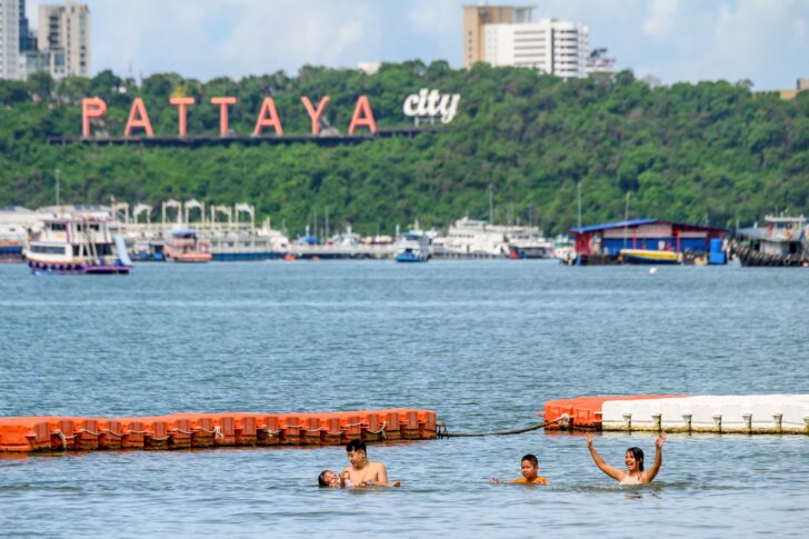 พัทยา-ทะเล นักท่องเที่ยวเล่นน้ำที่พัทยา