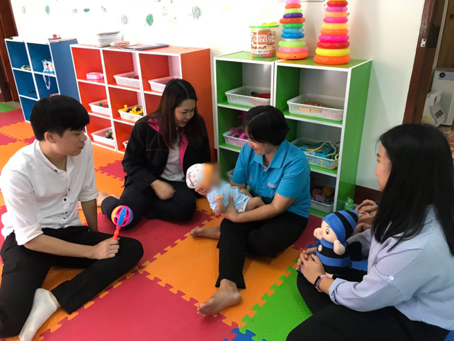 บ้านพักเด็กฯ จ.เชียงใหม่ ติดตามงาน “เฮือนอุ่นใจ๋” พูดคุยกับพี่เลี้ยง พร้อมเยี่ยมเด็กในสถานรับเลี้ยง