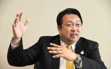 สุชาติ ชมกลิ่น รัฐมนนตรีว่าการกระทรวงแรงงาน
