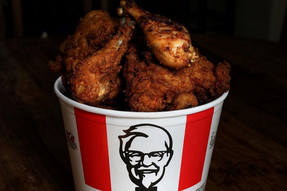 เคเอฟซี งดใช้สโลแกน “อร่อยจนต้องเลียนิ้ว” แจงไม่เข้าสถานการณ์