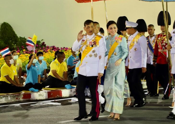 ในหลวงและพระราชินีทรงพระดำเนิน