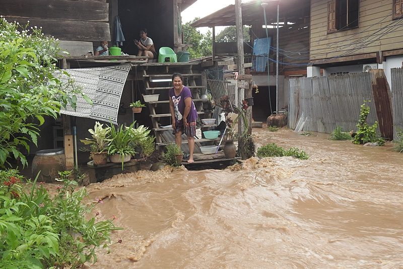 น้ำท่วม อ.สวรรคโลก จ.สุโขทัย 100 หลังคาเรือน ขนของหนีวุ่น