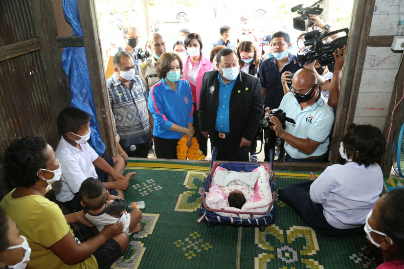 พม. เยียวยาผู้เดือดร้อน ประสบปัญหาสังคม ช่วยแม่เลี้ยงเดี่ยว-ดูแลการศึกษาเด็กไม่มีที่เรียน