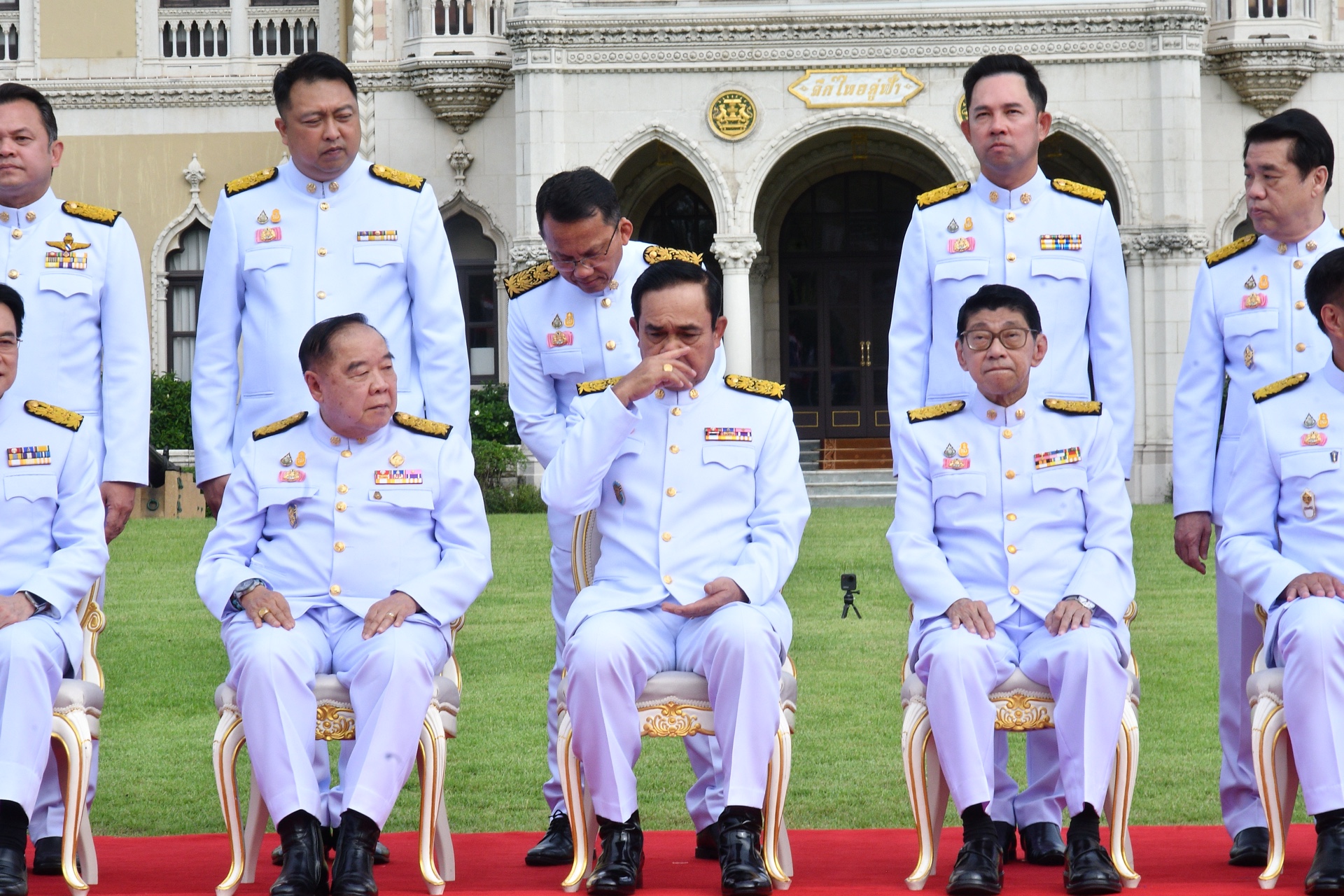 ประยุทธ์ เครียด ถ่ายรูปหมู่ ครม.ประยุทธ์ 2/2 มนัญญา-จุรินทร์ มาสาย สันติ รั้งท้าย