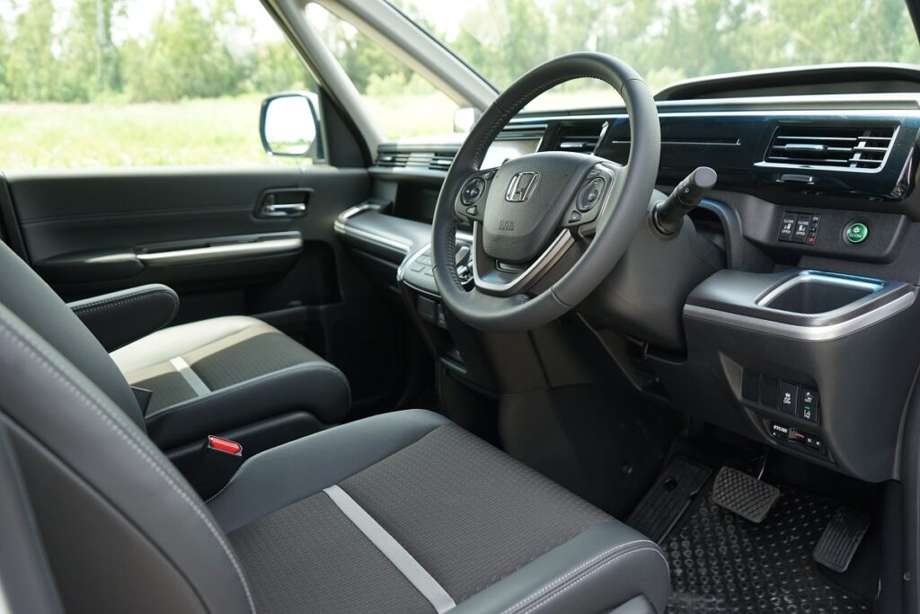 Honda Stepwgn Spada ที่นั่งคนขับ