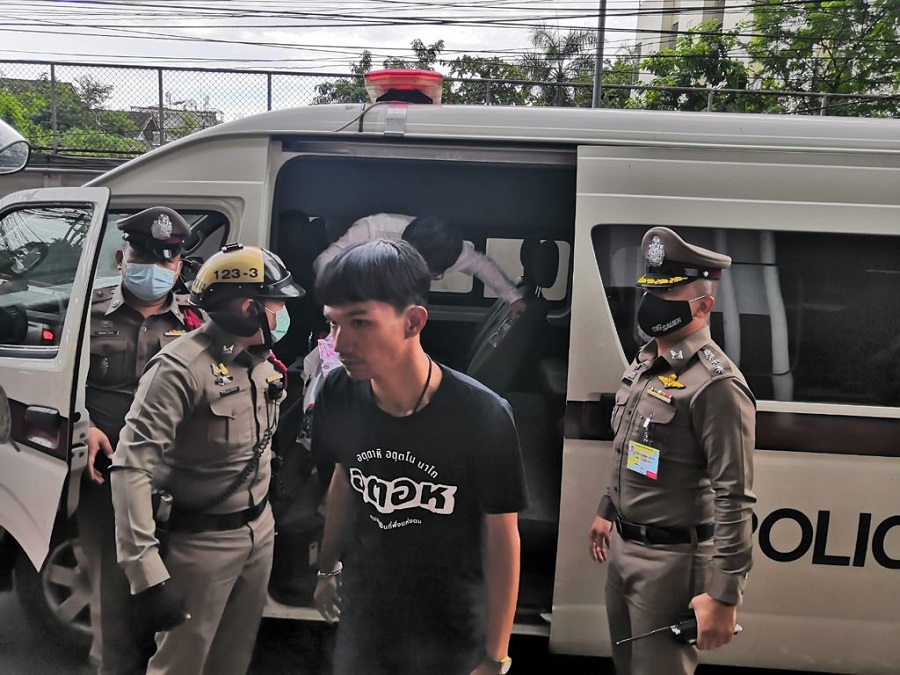 ตำรวจนำตัว อานนท์-ไมค์ ไปศาลอาญา ยื่นขอฝากขังใหม่