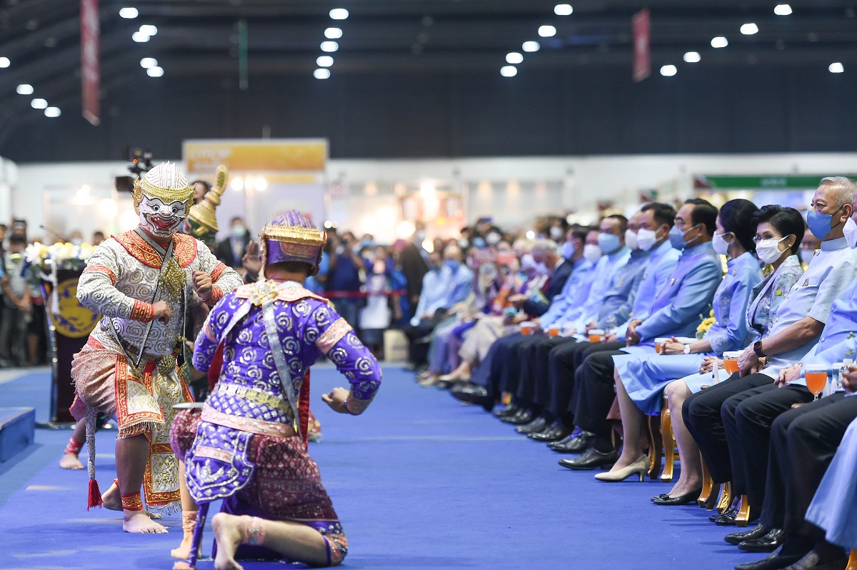 ประยุทธ์ ชวนเที่ยวงาน ศิลปาชีพ ประทีปไทย OTOP ปลื้มยอดขายปี’62 ทะลุ 2 แสนล้าน