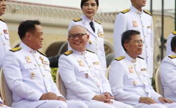 สุพัฒนพงษ์ พันธ์มีเชาว์ (กลาง) ยิ้มแย้ม กับนายอนุทิน ชาญวีรกูร (ซ้าย) ขณะถ่ายภาพหมู่คณะรัฐมนตรีหน้าทำตึกไทยคู่ฟ้า ทำเนียบรัฐบาลวันนี้ (13 ส.ค.)