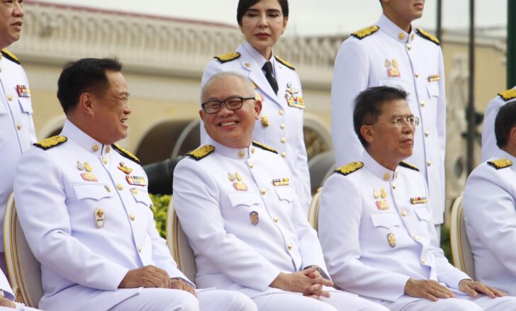 สุพัฒนพงษ์ พันธ์มีเชาว์ (กลาง) ยิ้มแย้ม กับนายอนุทิน ชาญวีรกูร (ซ้าย) ขณะถ่ายภาพหมู่คณะรัฐมนตรีหน้าทำตึกไทยคู่ฟ้า ทำเนียบรัฐบาลวันนี้ (13 ส.ค.)