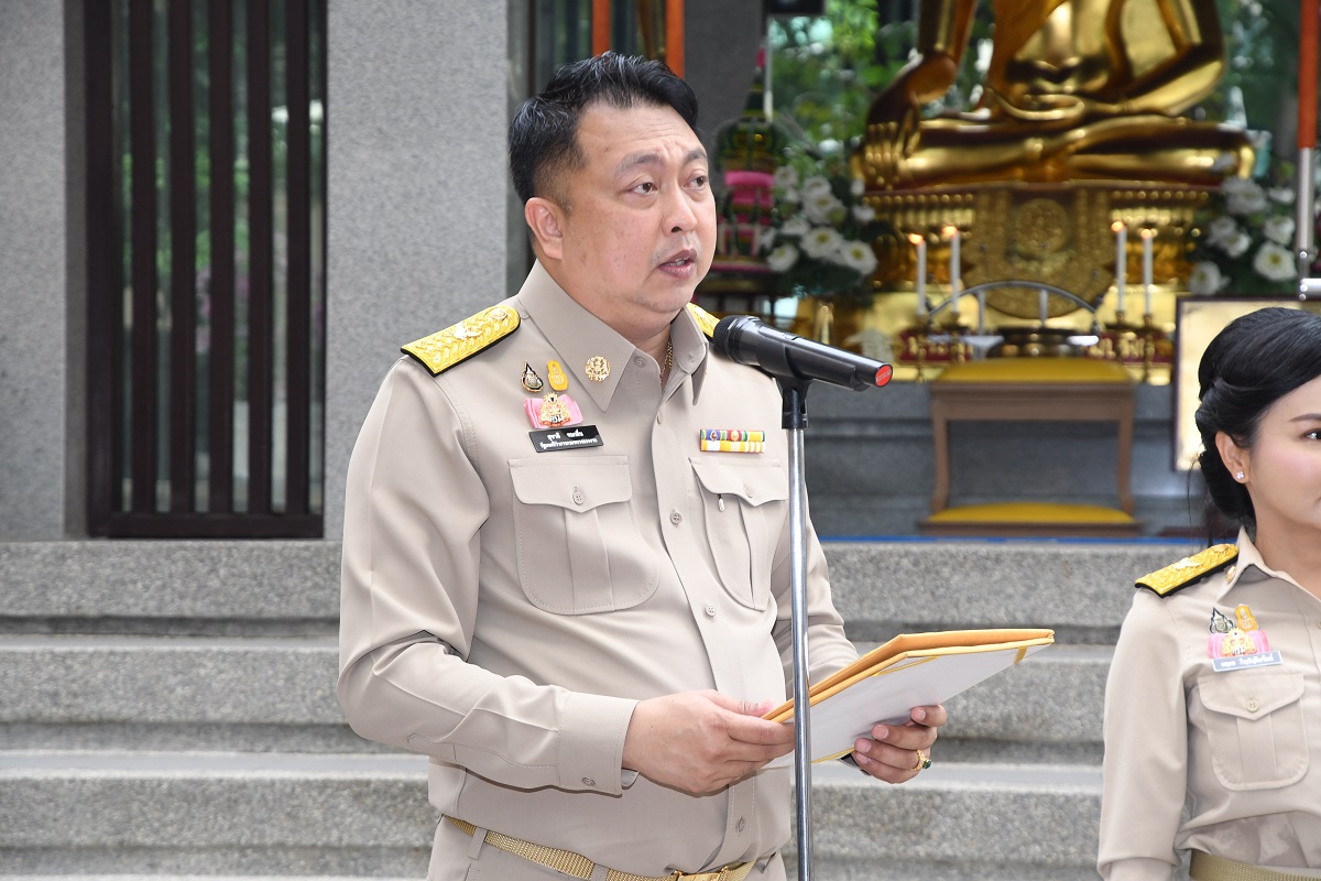 นายสุชาติ ชมกลิ่น รัฐมนตรีว่าการกระทรวงแรงงาน ให้สัมภาษณ์วันแรกที่เข้าทำงานในกระทรวง