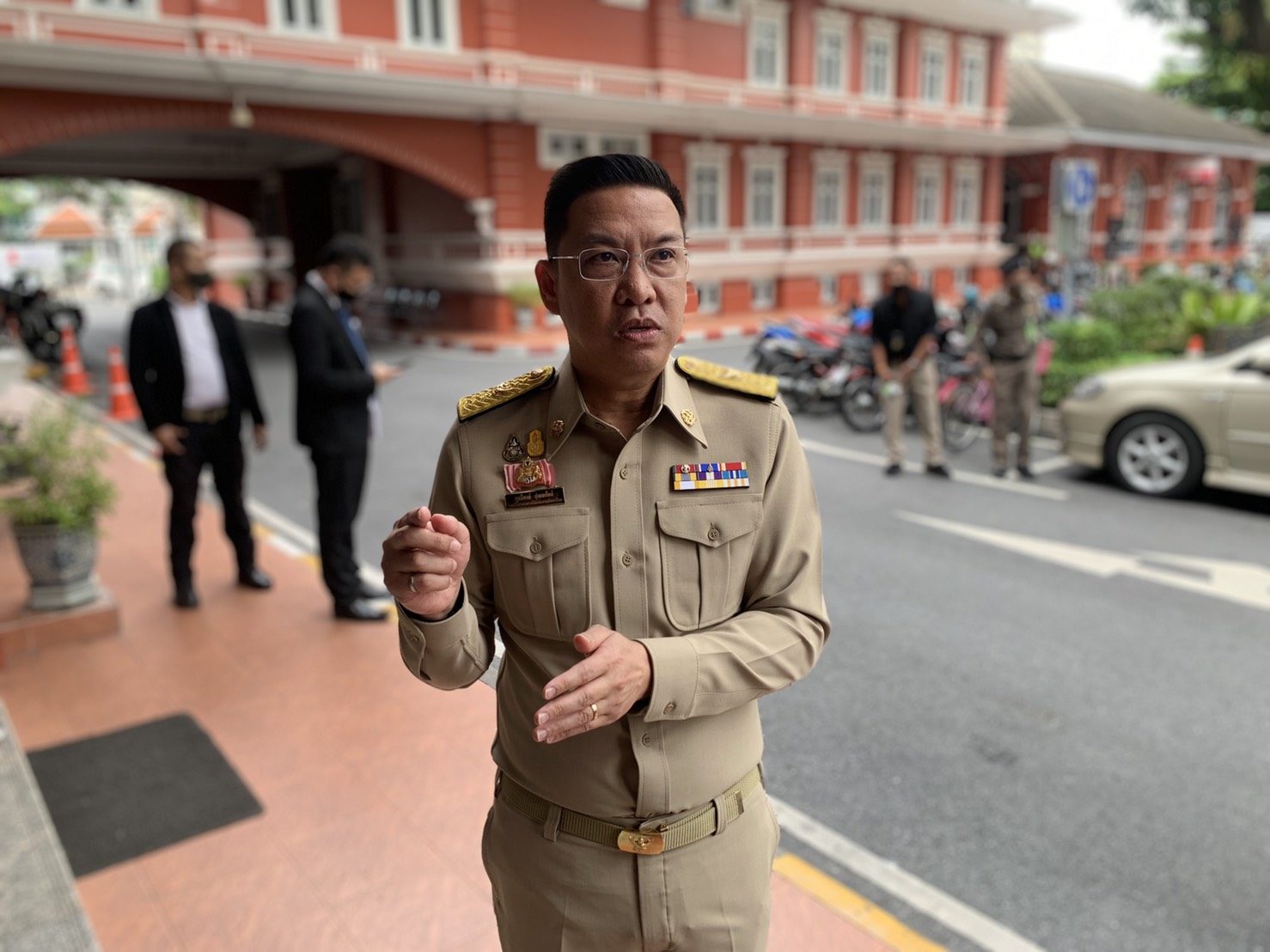 พุทธิพงษ์ ปุณณกันต์ รัฐมนตรีว่าการกระทรวงดิจิทัลเพื่อเศรษฐกิจและสังคม (ดีอีเอส)