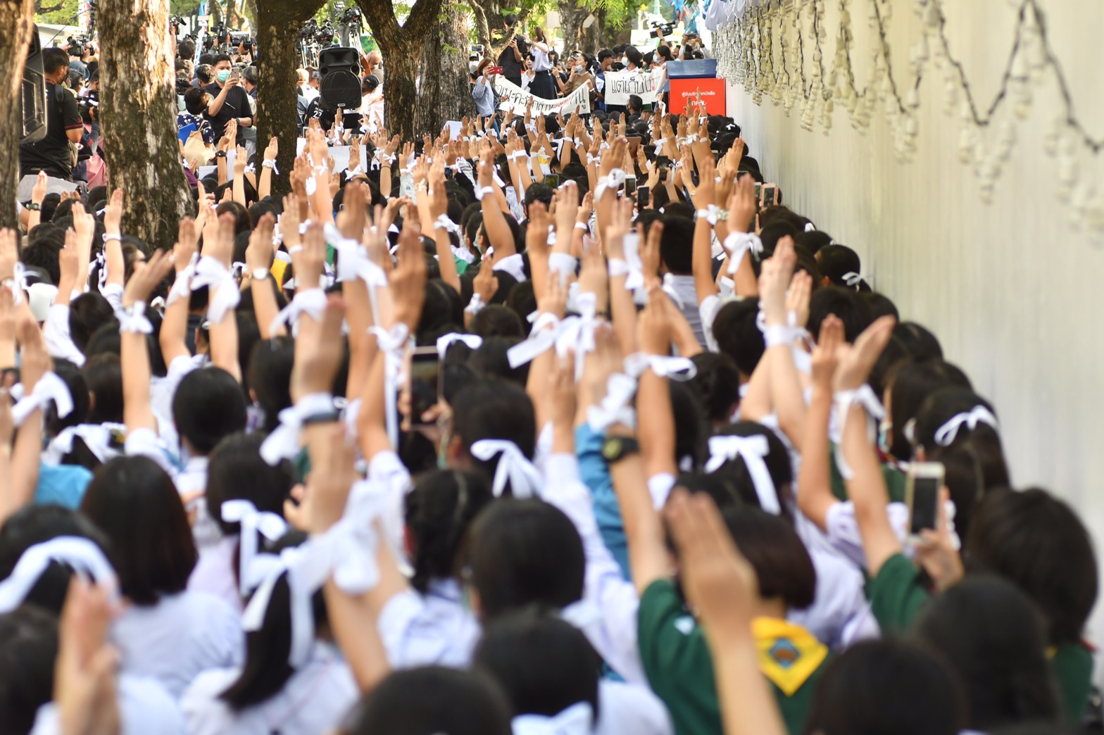 รร.ราชินี ห้ามนักเรียนเคลื่อนไหวการเมือง พ่อแม่ไม่พอใจพาลูกลาออกได้