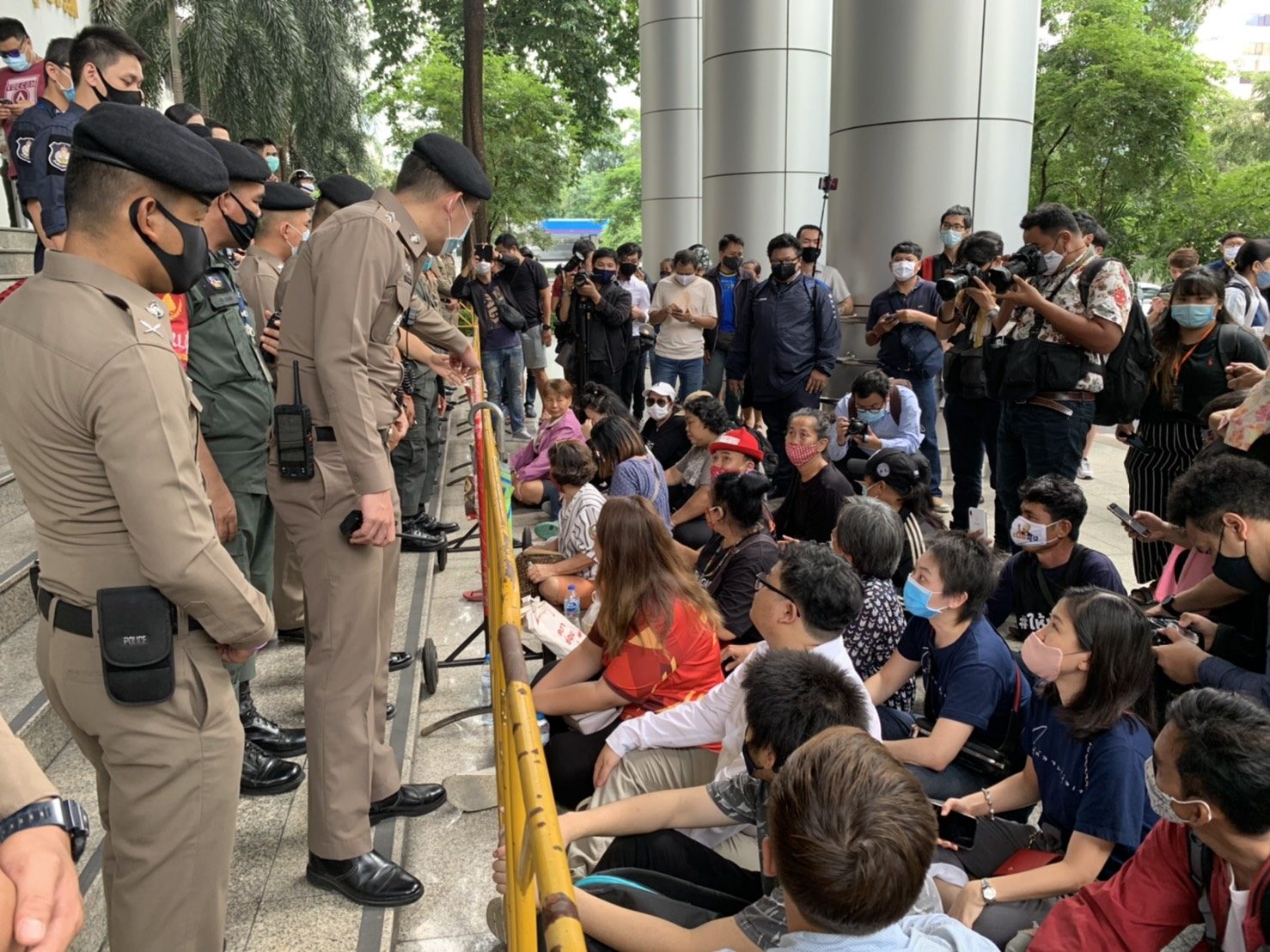 ประชาชนแห่ให้กำลังใจ อานนท์-ไมค์ ที่ศาลอาญา เย็นนี้ชุมนุมต่อ