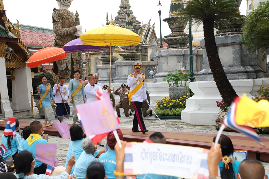 ในหลวงเสด็จฯ วัดพระแก้ว เพื่อบำเพ็ญพระราชกุศลวันเฉลิมพระชนมพรรษาสมเด็จพระพันปีหลวง