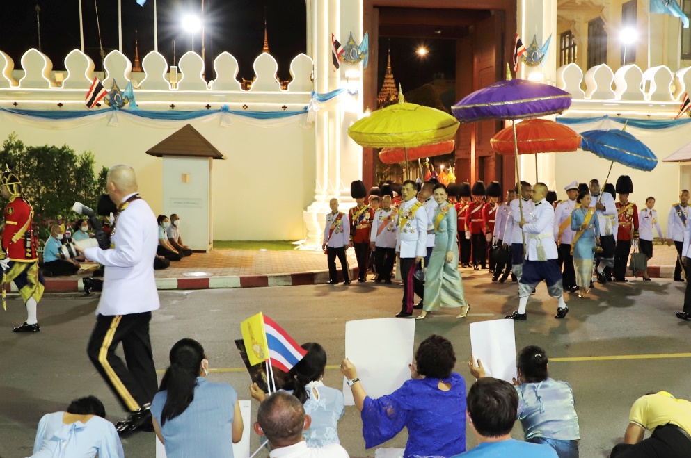 ในหลวงและพระราชินีทรงพระดำเนินทักทายประชาชน