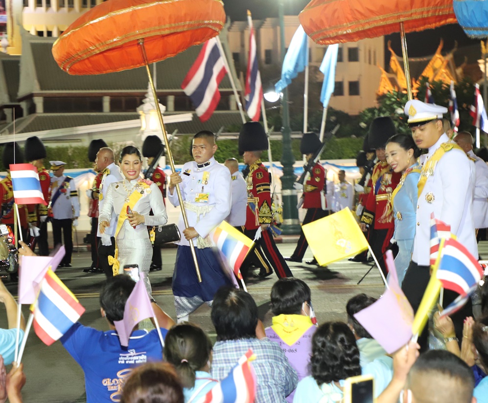 ในหลวง พระราชินี สมเด็จพระเจ้าลูกเธอ และสมเด็จพระเจ้าลูกยาเธอทรงพระดำเนินทักทายประชาชน