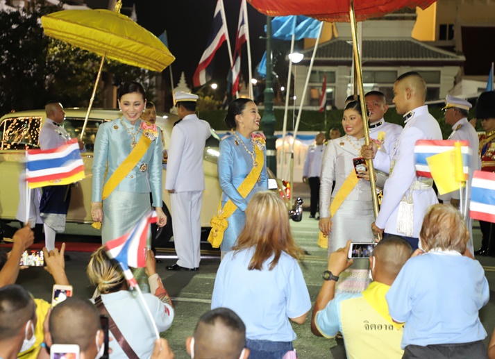 ในหลวง พระราชินี สมเด็จพระเจ้าลูกเธอ และสมเด็จพระเจ้าลูกยาเธอทรงพระดำเนินทักทายประชาชน