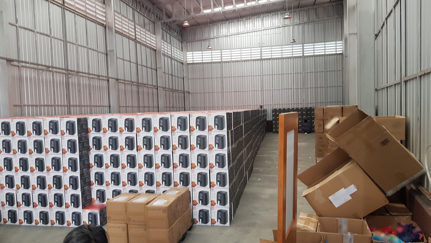 ไล่บี้เอาผิด LAZADA-SHOPEE ขายสินค้าไม่มีมาตรฐาน ทลายโกดัง 30 ล้าน