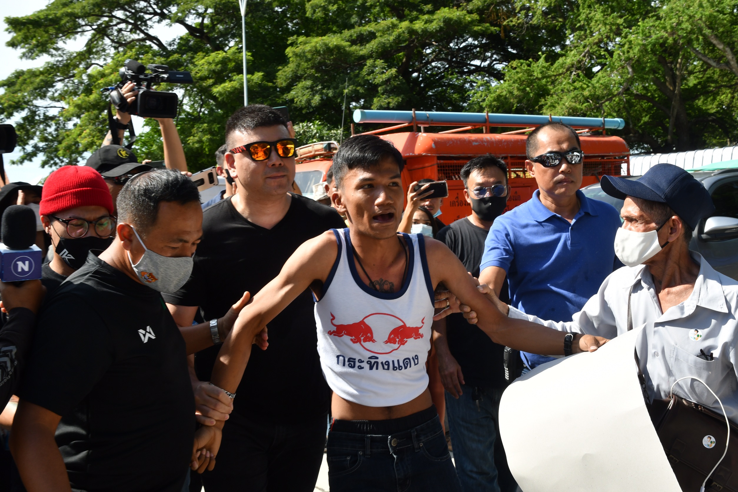 ด่วน! ตร.จับกุม “ไมค์ ระยอง” หลังโผล่ชูป้ายประท้วงรัฐบาลอีก