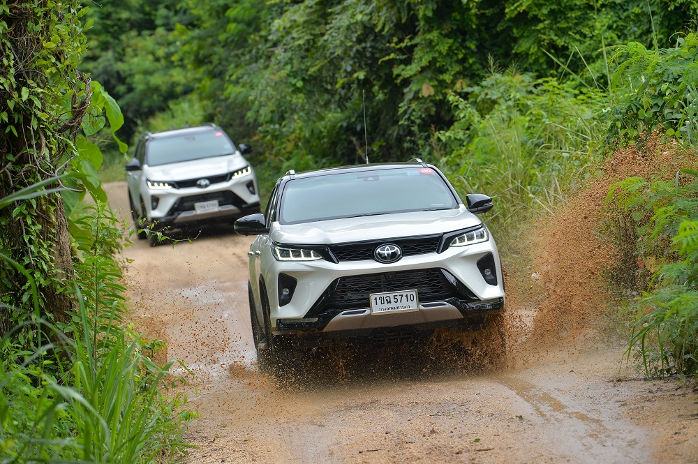 รีวิว โตโยต้า ฟอร์จูนเนอร์ ใหม่ สีขาว
