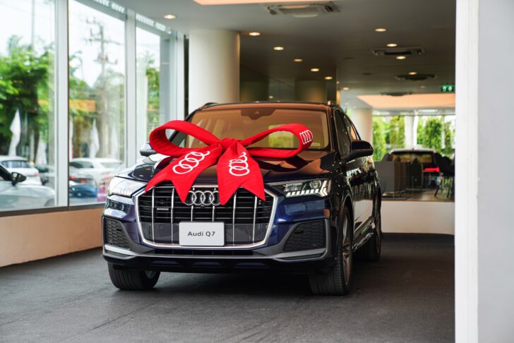 The New Audi Q7_พร้อมส่งมอบ_01 ติดโบว์หน้ารถ