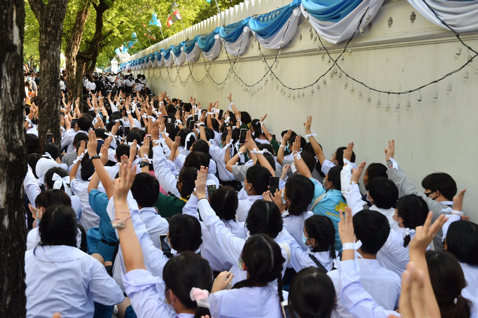 “ณัฏฐพล” รมว.ศธ. เจอนักเรียนชุมนุมเป่านกหวีด-ไล่ไปต่อแถว