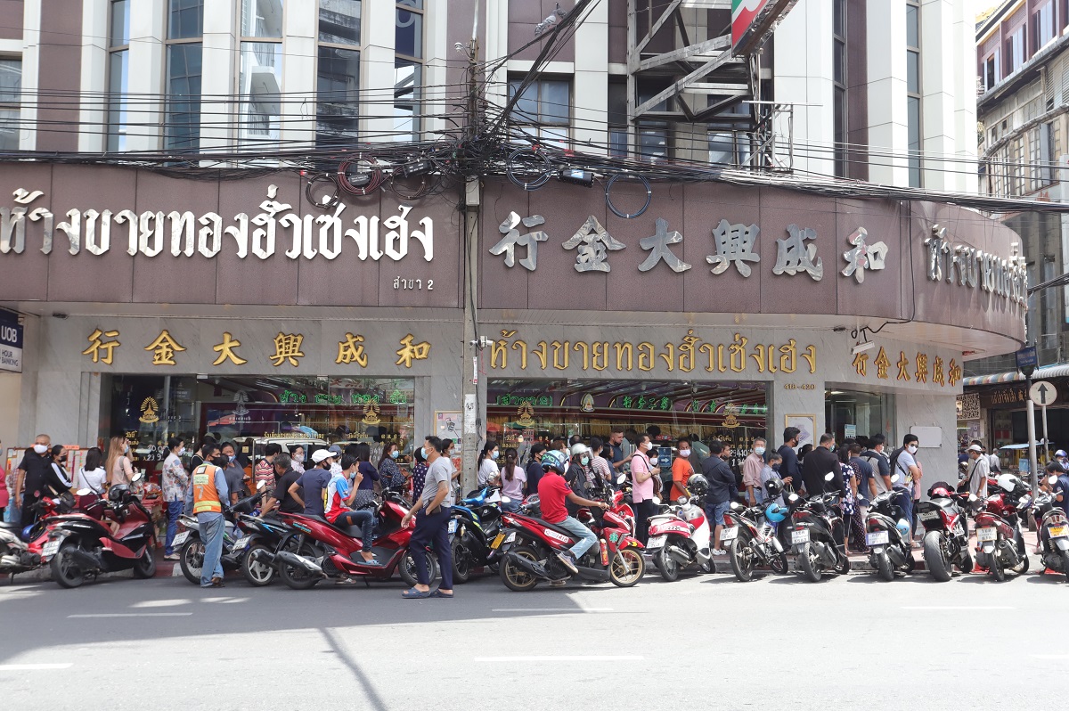 ต่อคิวขายทองแน่นเยาวราช หลังราคาทะลุ 3 หมื่นบาท