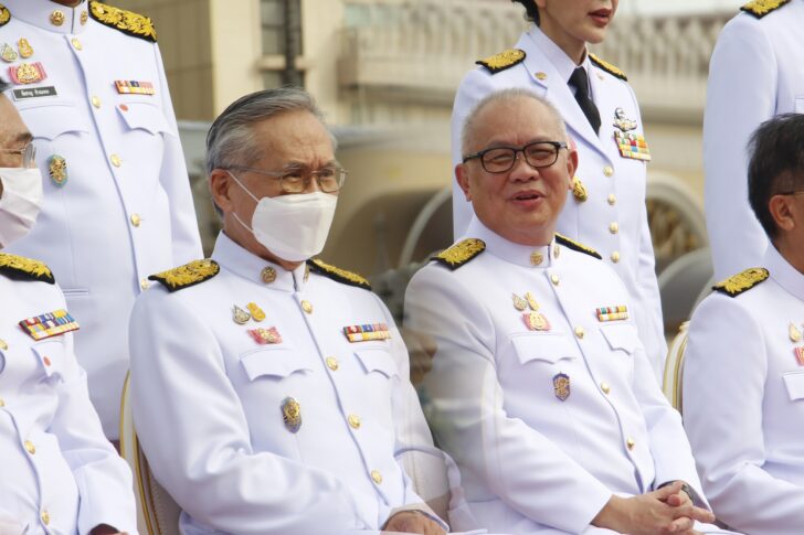 ดอน สุพํฒนพงษ์ นายดอน ปรมัติวินัย (ซ้าย) สุพัฒนพงษ์ พันธ์มีเชาว์ (ขวา) ขณะถ่ายภาพหมู่คณะรัฐมนตรีหน้าทำตึกไทยคู่ฟ้า ทำเนียบรัฐบาลวันนี้ (13 ส.ค.)