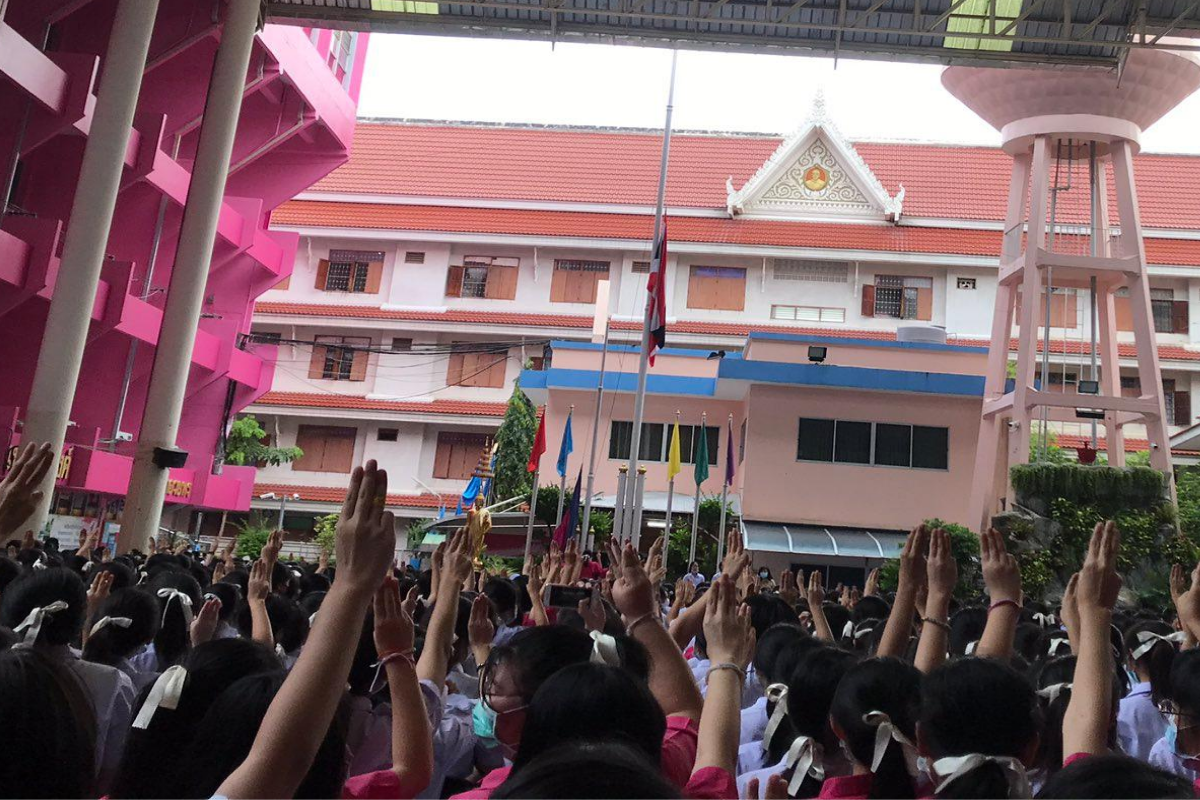 โรงเรียนทั่วประเทศเดือด ชูสามนิ้ว-ผูกโบว์ขาว ไม่เอาเผด็จการ