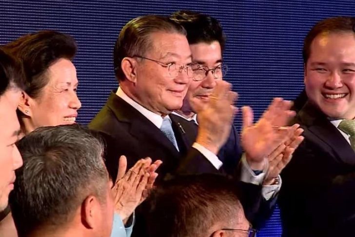 เจริญ-วรรณา-SEG-ไทยโฮลดิ้ง คุณหญิง วรรณา และนายเจริญ สิริวัฒนภักดี