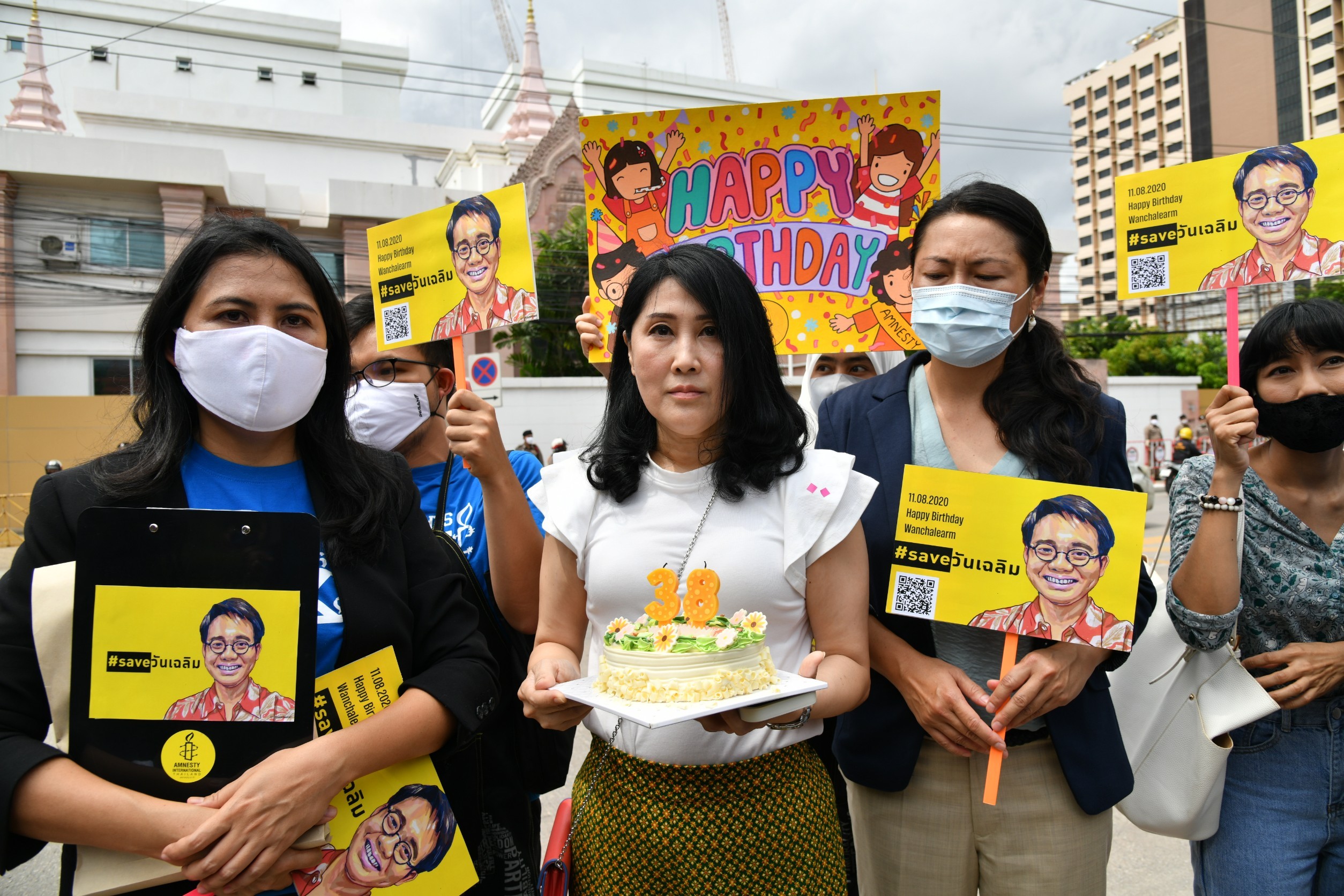 พี่สาววันเฉลิม เป่าเค้กวันเกิดให้น้องชาย หน้าสถานทูตกัมพูชา