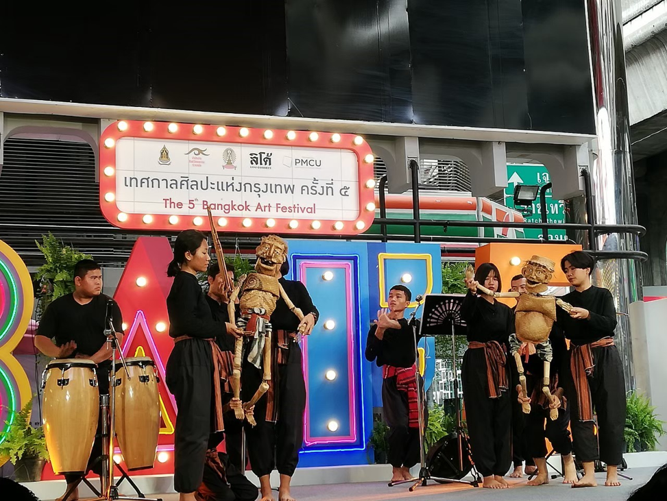 แฟชั่นสุดเก๋ไก๋ อัตลักษณ์ถิ่นสู่ศิลปะบนผืนผ้า
