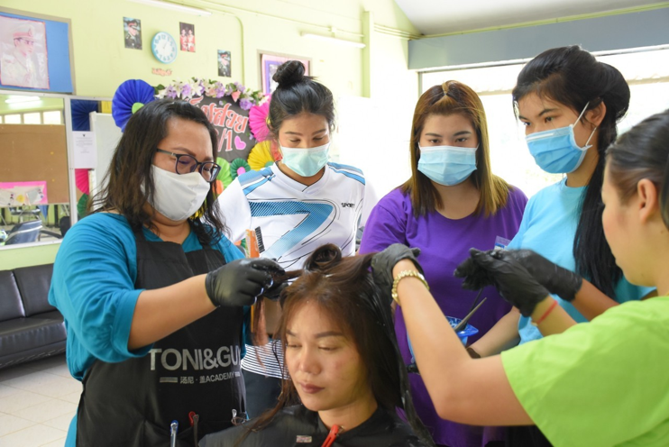 ศูนย์เรียนรู้การพัฒนาสตรีฯ จ.ชลบุรี สอนหลักสูตร “การดัดผมดิจิตอล” ให้ผู้รับการฝึกอบรม ต่อยอดอาชีพ