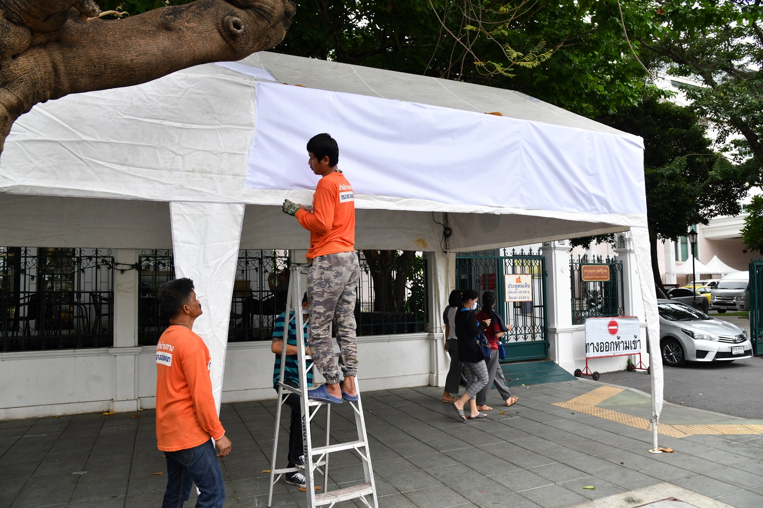 พื้นที่โดยรอบมีการติดตั้งเต็นท์ขนาดใหญ่ตามจุดต่าง ๆ แต่ไม่มีการระบุชื่อหน่วยงาน