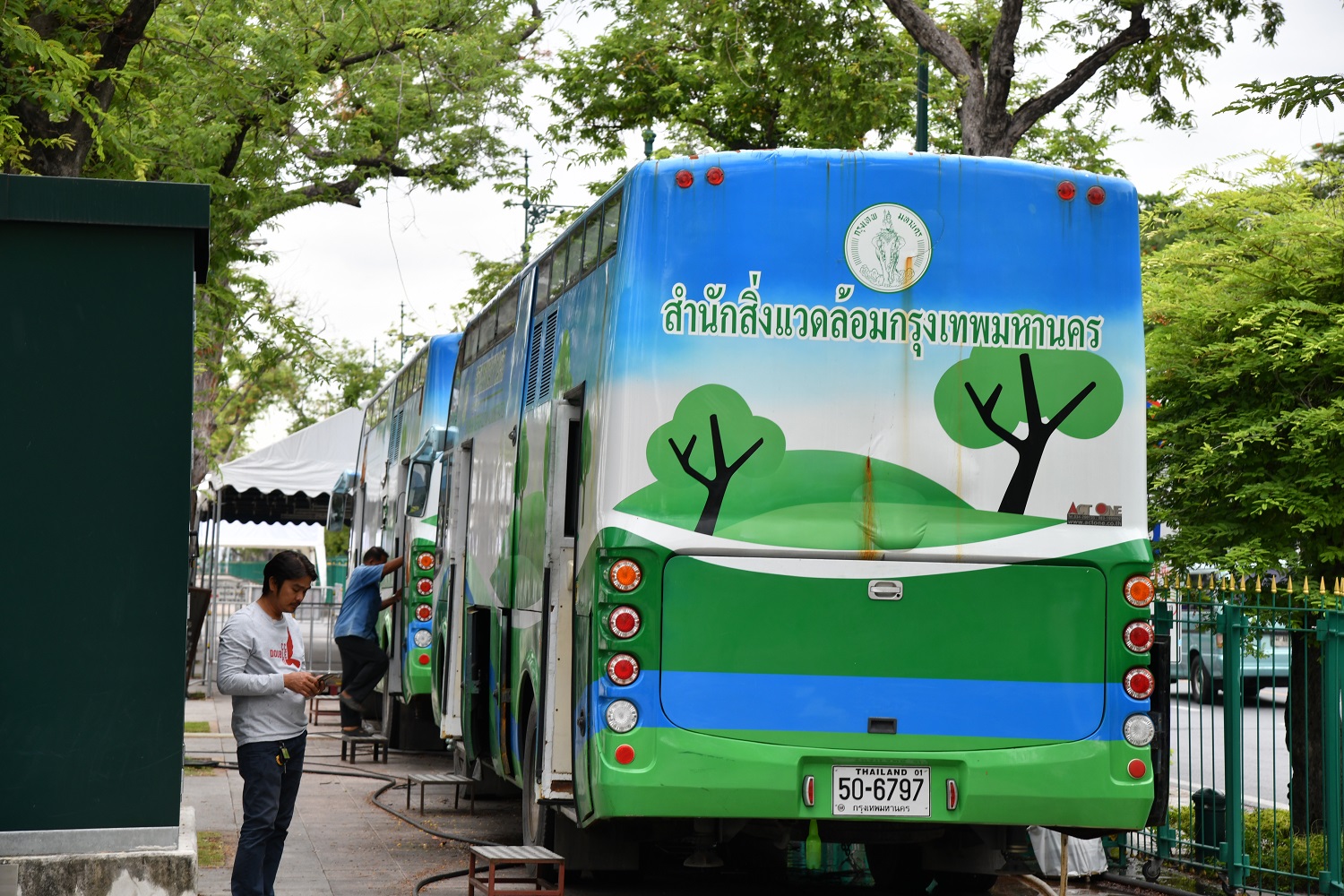 กทม.) ได้จัดส่งเจ้าหน้าที่ เข้ามากางเต็นท์ เพื่อตั้งจุดคัดกรอง มีการติดตั้งกล้องวงจรปิดเพิ่มเติมโดยรอบสนามหลวง