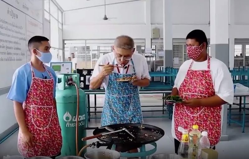 เผยคลิปล่าสุด “สรยุทธ” สวมบท นักชิมผัดไทยประตูแดน