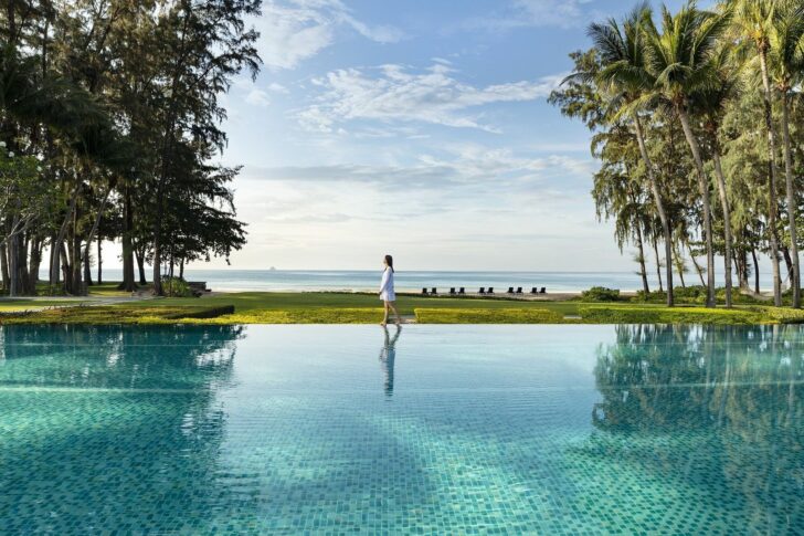 696338 โรงแรมเครือดุสิตธานี