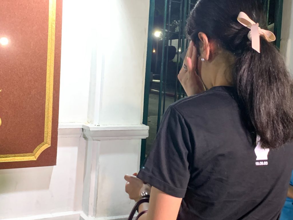 น.ส.พรรณิการ์ วานิช แกนนำคณะก้าวหน้า ได้เดินทางมาสังเกตการณ์บริเวณมหาวิทยาลัยธรรมศาสตร์ ประตูฝั่งสนามหลวง