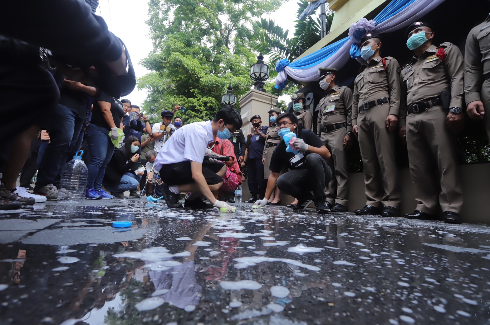 กลุ่มนักศึกษา จัดกิจกรรม “ล้างบาปตำรวจไทย” ล้างพื้นหน้า สตช.